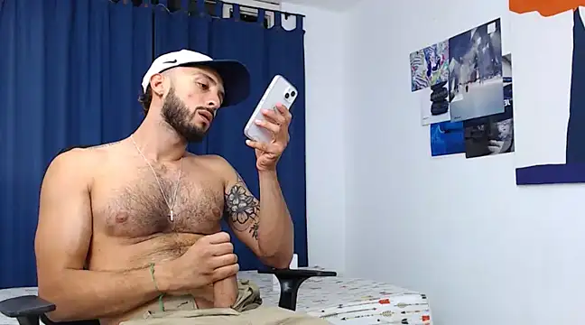 Snapshot of Sanit_Di chatting on 12-20-24, 08:45 Sanit Di online show from 12-20-24, 08:45