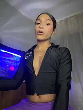 Snapshot of Emaa- chatting on 09-19-25, 01:07 Emaa- online show from 09-19-25, 01:07