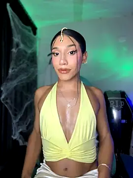 Snapshot of Emaa- chatting on 10-17-25, 11:18 Emaa- online show from 10-17-25, 11:18