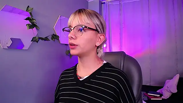 peyton golden1 online show from 10-29-25, 03:42