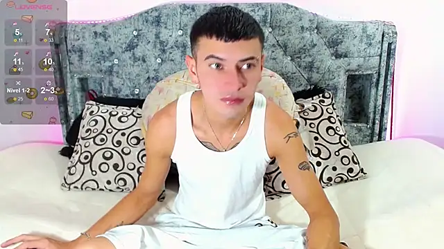 Snapshot of _snopyy_ chatting on 10-01-25, 01:28  snopyy  online show from 10-01-25, 01:28