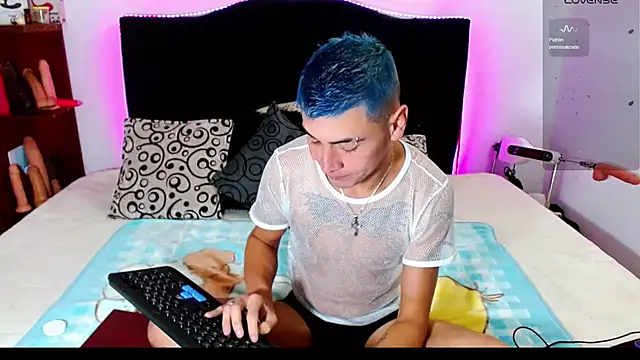 Snapshot of _snopyy_ chatting on 10-15-25, 04:12  snopyy  online show from 10-15-25, 04:12