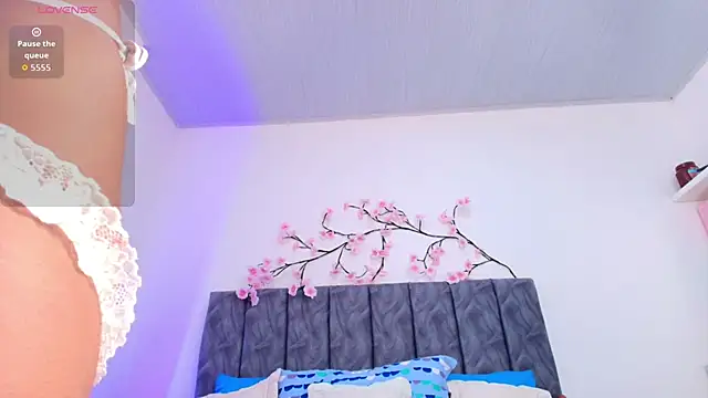 Snapshot of Sophiee_Velvet chatting on 06-27-26, 04:45 Sophiee Velvet online show from 06-27-26, 04:45