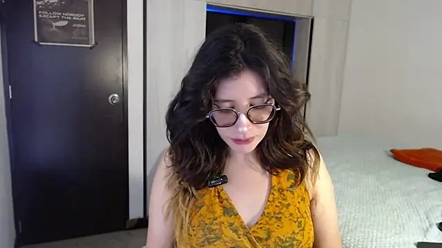 Snapshot of mariana124- chatting on 11-24-25, 09:03 mariana124- online show from 11-24-25, 09:03