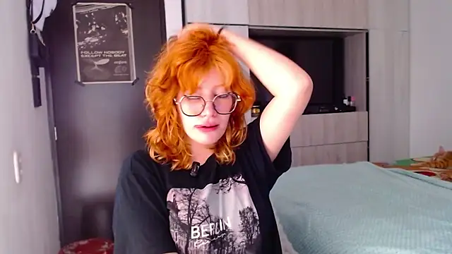 Snapshot of mariana124- chatting on 12-17-25, 02:56 mariana124- online show from 12-17-25, 02:56