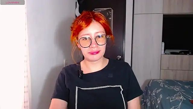 Snapshot of mariana124- chatting on 01-18-26, 12:53 mariana124- online show from 01-18-26, 12:53