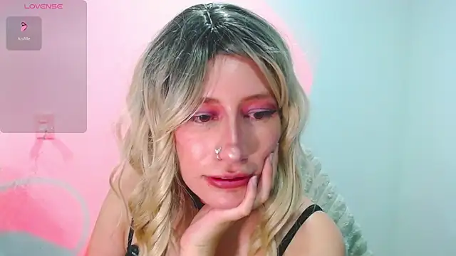 Snapshot of mariana124- chatting on 02-15-26, 01:02 mariana124- online show from 02-15-26, 01:02