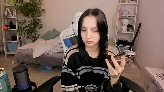 Snapshot of Viv_Player chatting on 12-20-24, 06:24 Viv Player online show from 12-20-24, 06:24