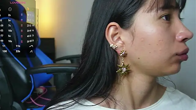 Snapshot of AlessiaVix chatting on 01-02-25, 03:40 AlessiaVix online show from 01-02-25, 03:40