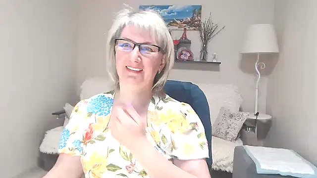 Snapshot of FleurMays chatting on 05-18-26, 06:08 FleurMays online show from 05-18-26, 06:08