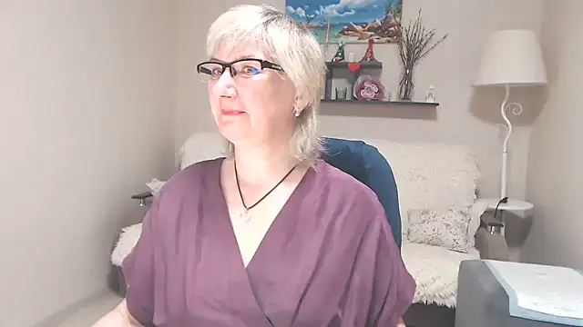 Snapshot of FleurMays chatting on 05-31-26, 04:09 FleurMays online show from 05-31-26, 04:09