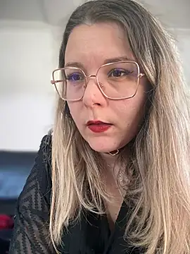 Snapshot of EmyLana chatting on 02-06-25, 02:04 EmyLana online show from 02-06-25, 02:04