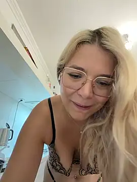 Snapshot of EmyLana chatting on 10-18-25, 07:53 EmyLana online show from 10-18-25, 07:53