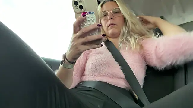 Snapshot of EmyLana chatting on 10-29-25, 09:11 EmyLana online show from 10-29-25, 09:11