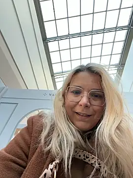 Snapshot of EmyLana chatting on 10-30-25, 08:49 EmyLana online show from 10-30-25, 08:49