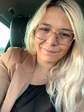 Snapshot of EmyLana chatting on 11-05-25, 06:24 EmyLana online show from 11-05-25, 06:24