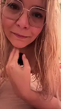 Snapshot of EmyLana chatting on 12-14-25, 08:20 EmyLana online show from 12-14-25, 08:20