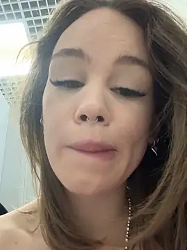 Snapshot of Street_young chatting on 03-21-25, 04:29 Street young online show from 03-21-25, 04:29