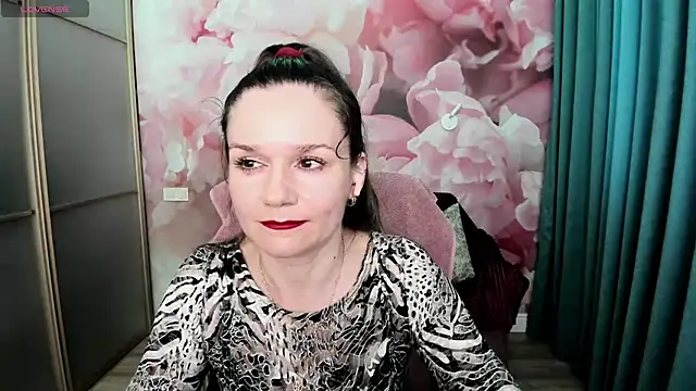 Snapshot of AriaGray chatting on 06-27-26, 04:12 AriaGray online show from 06-27-26, 04:12