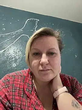 Snapshot of CuteHanna chatting on 12-18-25, 08:31 CuteHanna online show from 12-18-25, 08:31