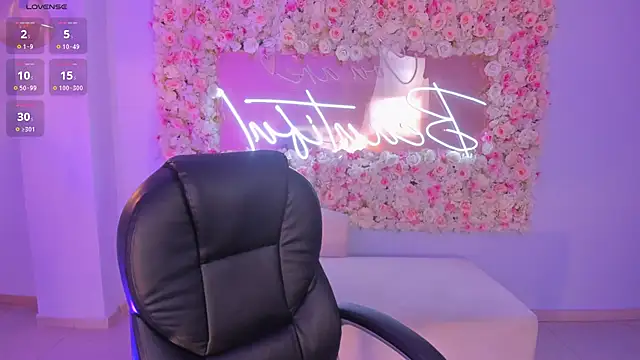 Snapshot of LucianaMillerX chatting on 12-21-24, 03:36 LucianaMillerX online show from 12-21-24, 03:36