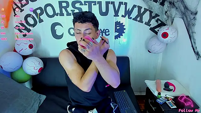 Snapshot of Piggy_Eddy chatting on 10-23-25, 08:29 Piggy Eddy online show from 10-23-25, 08:29