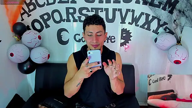 Snapshot of Piggy_Eddy chatting on 10-26-25, 05:35 Piggy Eddy online show from 10-26-25, 05:35