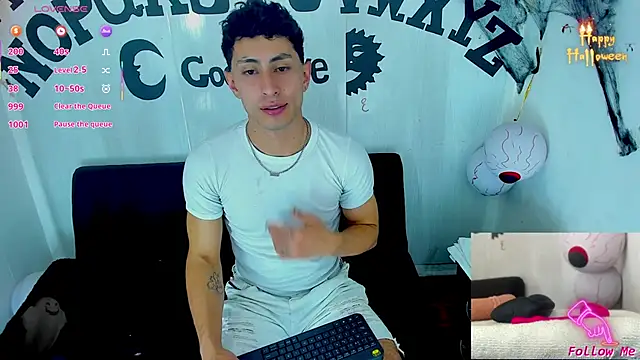 Snapshot of Piggy_Eddy chatting on 10-31-25, 07:26 Piggy Eddy online show from 10-31-25, 07:26