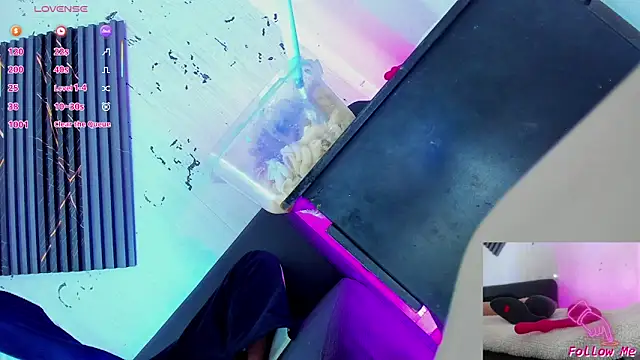 Snapshot of Piggy_Eddy chatting on 11-22-25, 12:53 Piggy Eddy online show from 11-22-25, 12:53