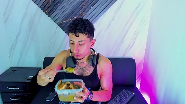 Snapshot of Piggy_Eddy chatting on 11-27-25, 08:11 Piggy Eddy online show from 11-27-25, 08:11