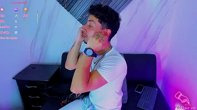 Snapshot of Piggy_Eddy chatting on 12-02-25, 08:59 Piggy Eddy online show from 12-02-25, 08:59