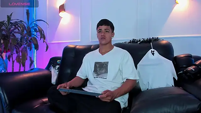 Rob saenz  online show from 10-30-25, 01:56