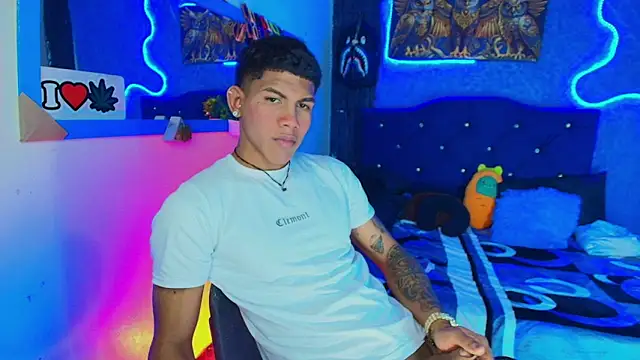 Snapshot of Damian_latinxxx chatting on 01-28-25, 05:32 Damian latinxxx online show from 01-28-25, 05:32