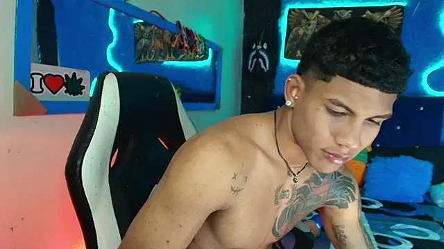 Snapshot of Damian_latinxxx chatting on 01-28-25, 08:36 Damian latinxxx online show from 01-28-25, 08:36