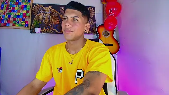 Snapshot of Damian_latinxxx chatting on 02-15-25, 10:10 Damian latinxxx online show from 02-15-25, 10:10