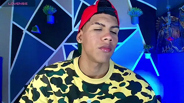 Snapshot of Damian_latinxxx chatting on 02-20-25, 02:18 Damian latinxxx online show from 02-20-25, 02:18