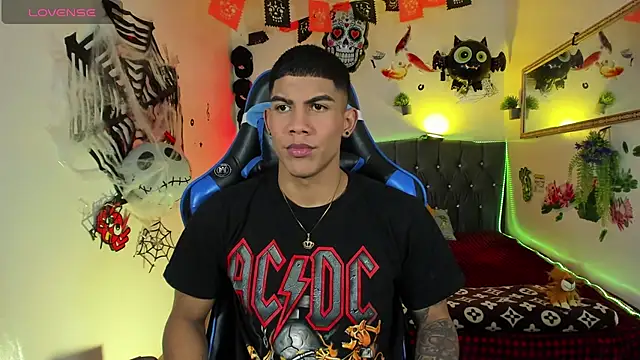 Snapshot of Damian_latinxxx chatting on 10-17-25, 02:59 Damian latinxxx online show from 10-17-25, 02:59