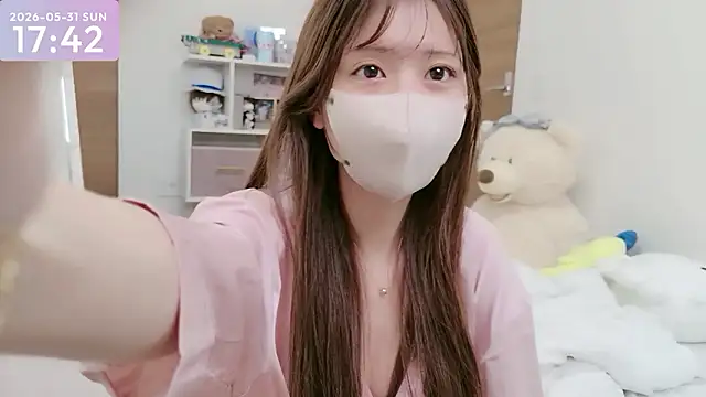 Snapshot of -SHINON- chatting on 05-31-26, 08:43 -SHINON- online show from 05-31-26, 08:43