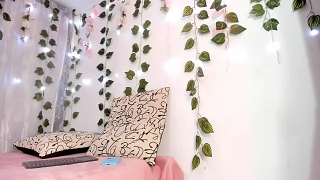 Snapshot of carolaine94 chatting on 03-22-25, 06:25 carolaine94 online show from 03-22-25, 06:25