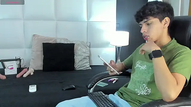 Snapshot of Santy_carrington chatting on 12-09-24, 08:23 Santy carrington online show from 12-09-24, 08:23