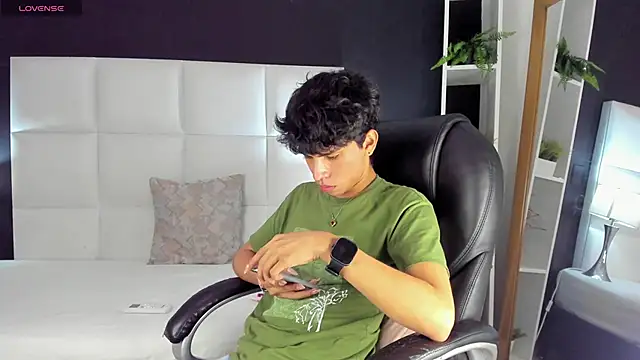 Snapshot of Santy_carrington chatting on 12-19-24, 11:46 Santy carrington online show from 12-19-24, 11:46