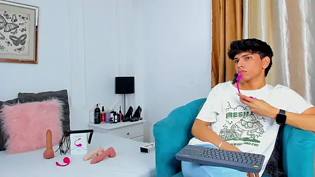 Snapshot of Santy_carrington chatting on 01-18-25, 12:02 Santy carrington online show from 01-18-25, 12:02