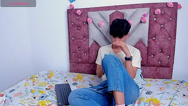 Snapshot of Santy_carrington chatting on 03-12-25, 12:53 Santy carrington online show from 03-12-25, 12:53