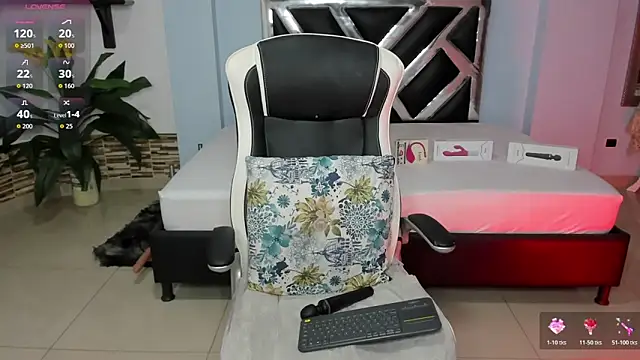 Snapshot of EroticAzir chatting on 11-19-25, 03:39 EroticAzir online show from 11-19-25, 03:39