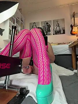 Snapshot of FoxyandTed chatting on 12-19-25, 05:09 FoxyandTed online show from 12-19-25, 05:09