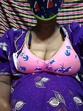 Snapshot of Tamil--Rani chatting on 03-08-25, 08:14 Tamil--Rani online show from 03-08-25, 08:14