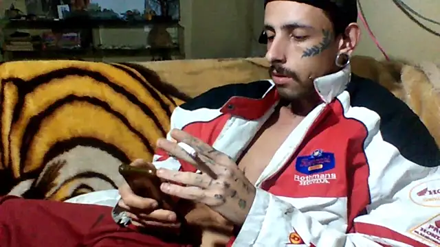 Snapshot of sellvageria chatting on 10-12-25, 10:20 sellvageria online show from 10-12-25, 10:20