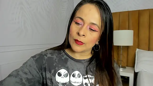 Snapshot of Daphne81_ chatting on 02-21-25, 02:17 Daphne81 online show from 02-21-25, 02:17