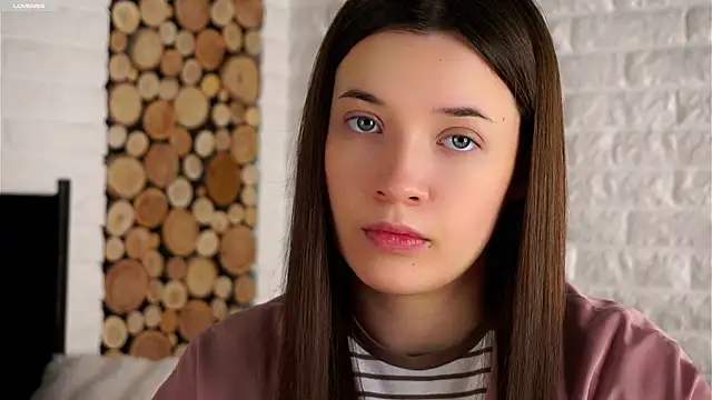 Snapshot of LowOncoming chatting on 09-09-25, 01:27 LowOncoming online show from 09-09-25, 01:27