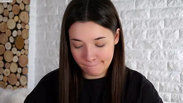 Snapshot of LowOncoming chatting on 10-10-25, 04:11 LowOncoming online show from 10-10-25, 04:11